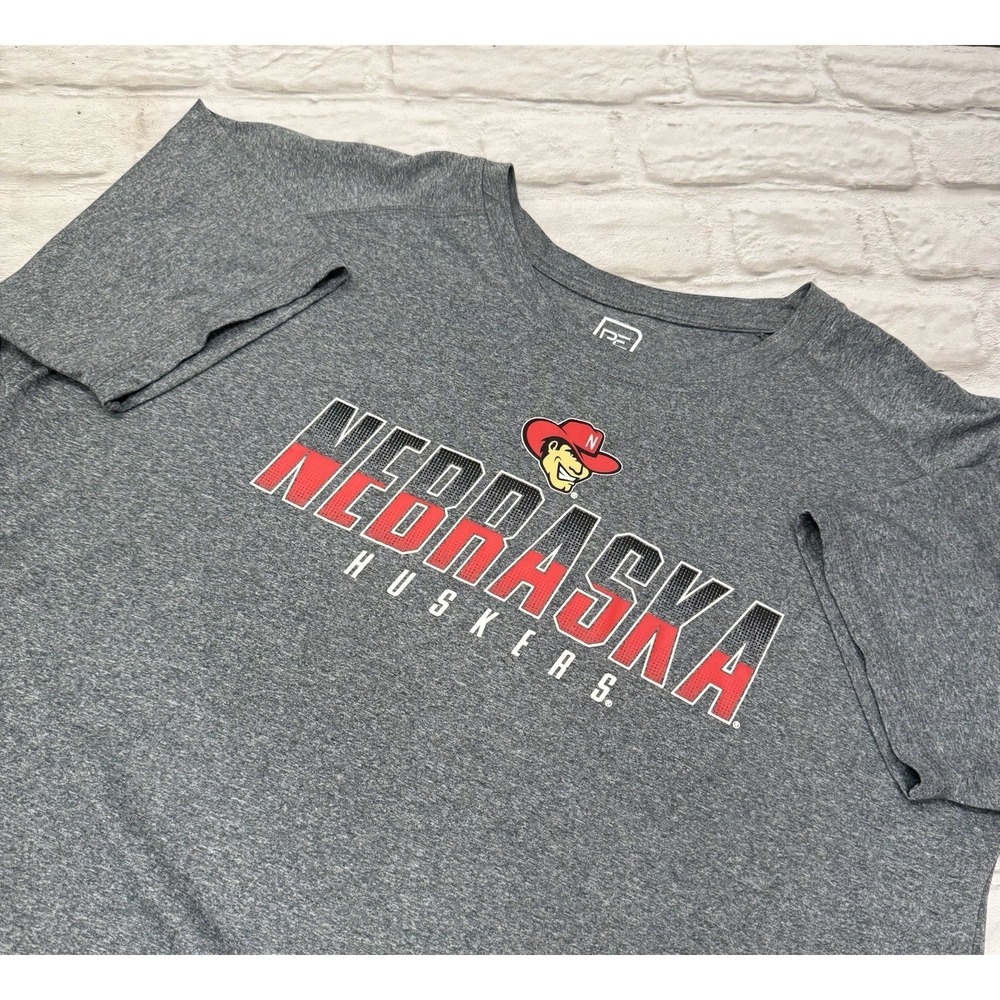 Nebraska‎ Cornhuskers  XL Dry Fit T-Shirt Gray Herbie Husker Mascot Team Sports